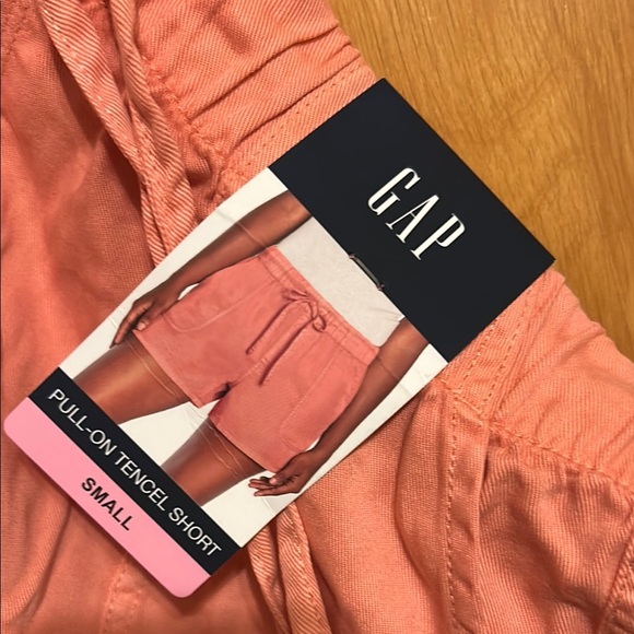 GAP Pink Cargo Shorts with Stretchy Waistband and Side Slits - Picture 4 of 4